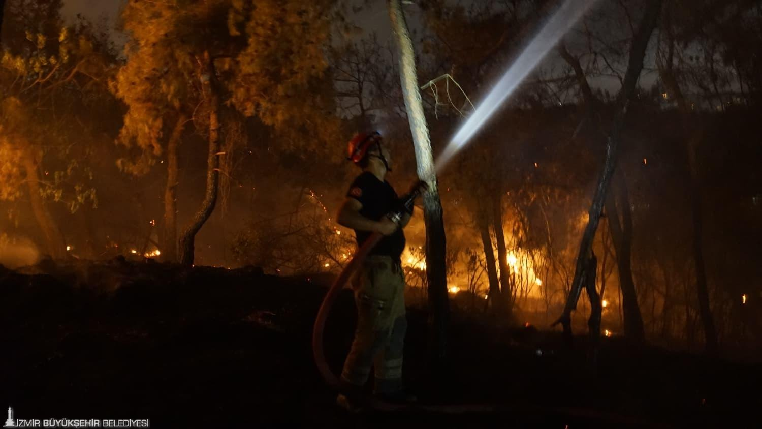 İzmir İtfaiyesi Buca'da başlayıp Gaziemir'e ulaşan yangına karşı siper oldu
